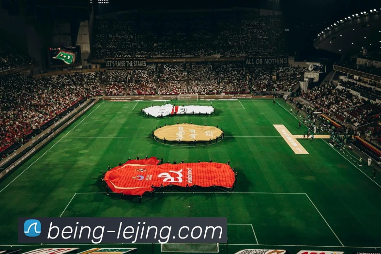 足球明星与萌犬同框瞬间展现温馨友谊与运动魅力